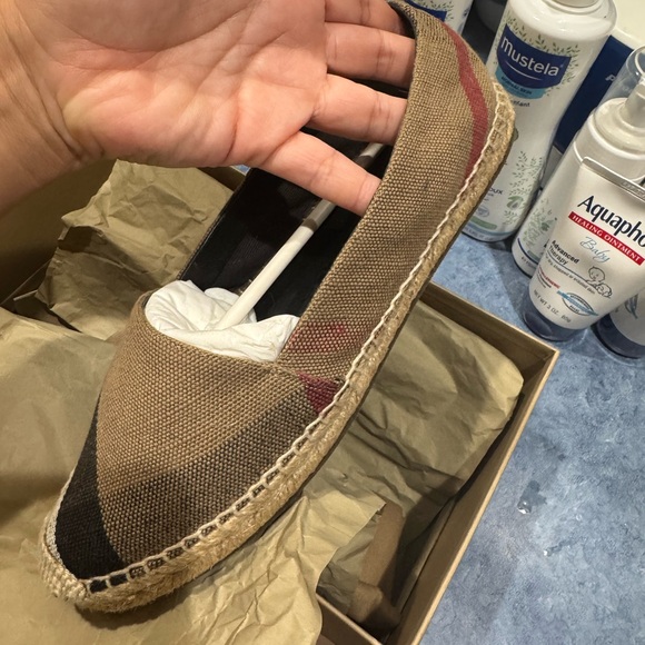 Burberry espadrilles size 38, used only once. Comes with boxes - Picture 8 of 8